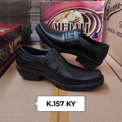 Sepatu kulit pria pantofel  sepatu kerja formal tampil lebih keren