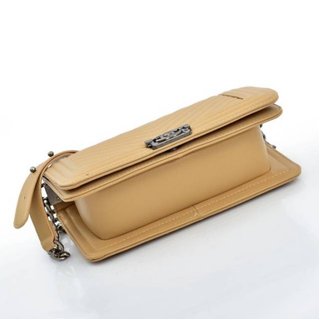 Chanel Boy Sling Bag 6211#
Semi Ori
Bahan : Kulit
(28cm)x22,5x6x13cm 
Warna : Black, Navy, Ap