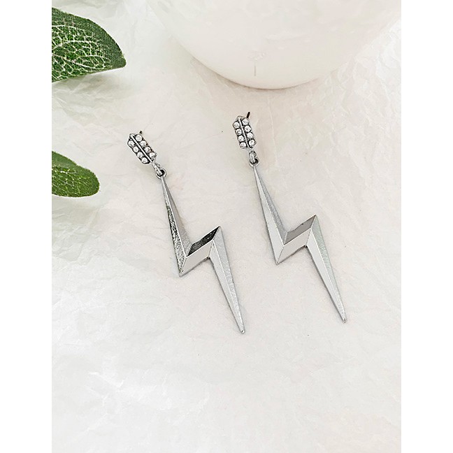 LRC Anting Tusuk Fashion Silver Alloy Diamond Stud Earrings F95646