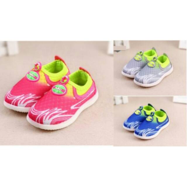 Sepatu kets anak