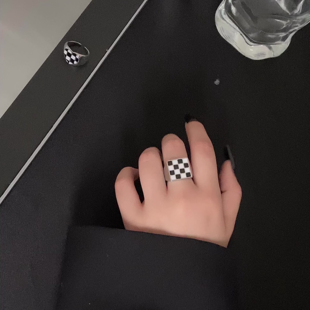 Cincin Model Terbuka Bentuk Kotak Motif Kotak-Kotak Warna Hitam Gaya Retro