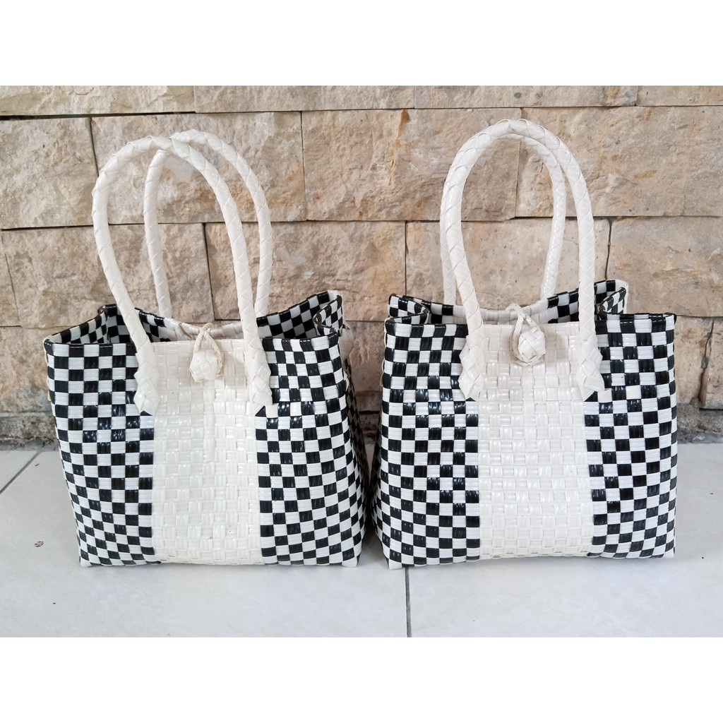 Tas Jali-Jali Anyaman Plastik Monokrom