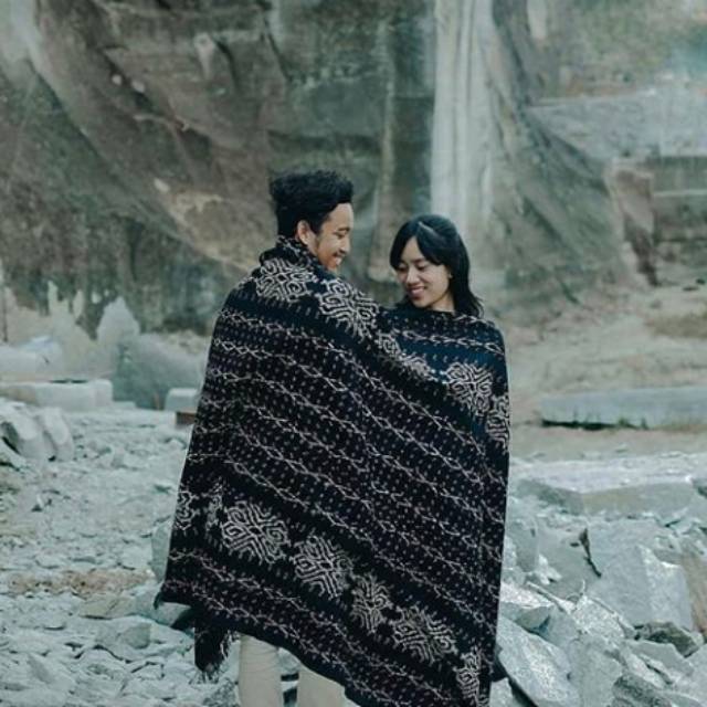 Kaun tenun motif Maluku