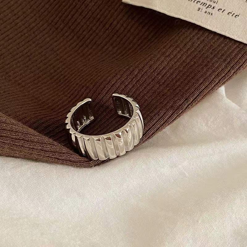 Cincin Model Terbuka Bahan Metal Motif Garis-Garis Gaya Korea / Simple / Hip Hop / Unik Adjustable Untuk Wanita