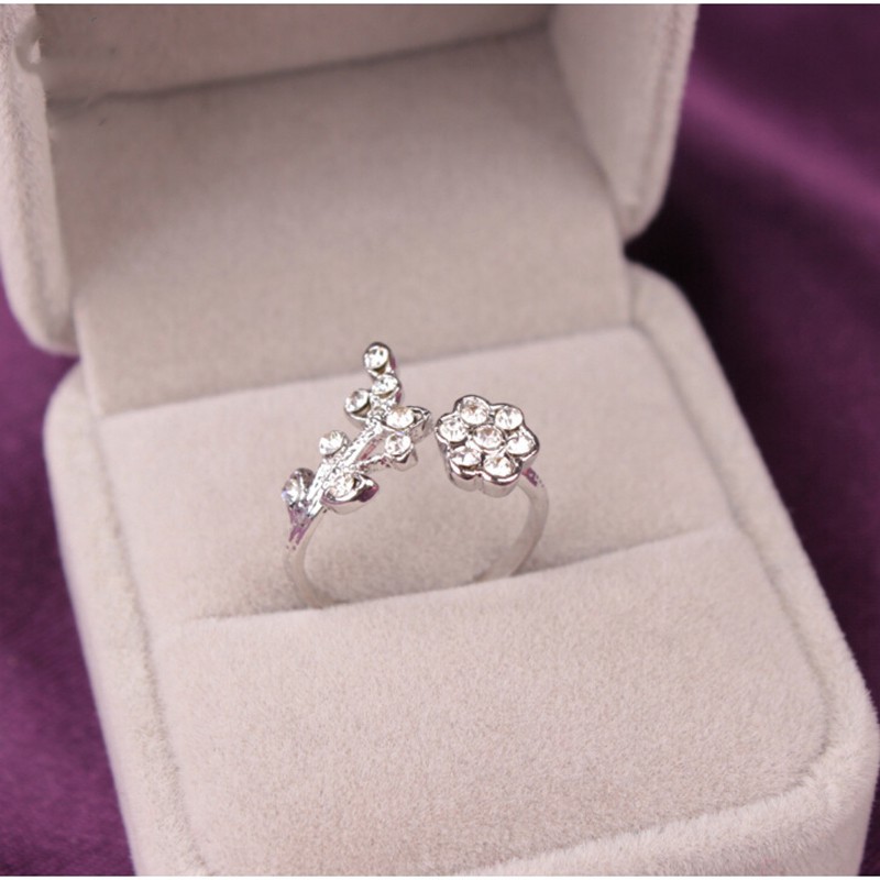 Cincin Korea fashion temperamen berlian memutar daun angan ring pembukaan bunga