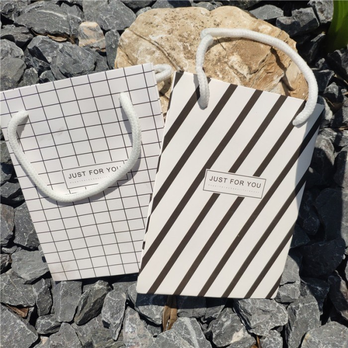 

NEW Paper Bag Kantong Mini Tebal Monokrom Import Murah