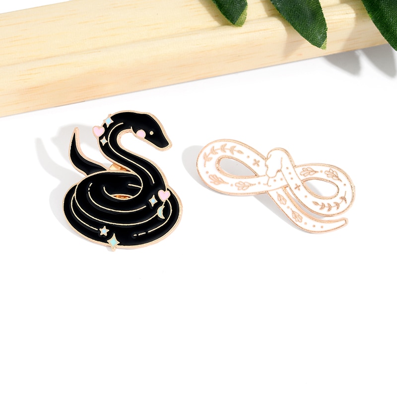 Bros Pin Enamel Desain Ular Warna Hitam Putih Untuk Hadiah