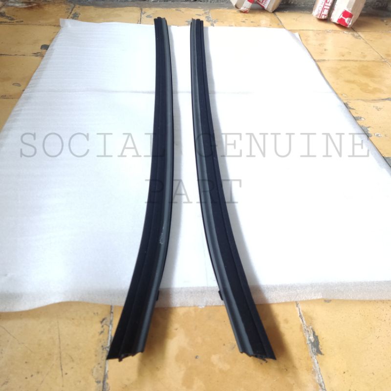 Karet pelipit Plipit pintu kaca Hino Dutro Original