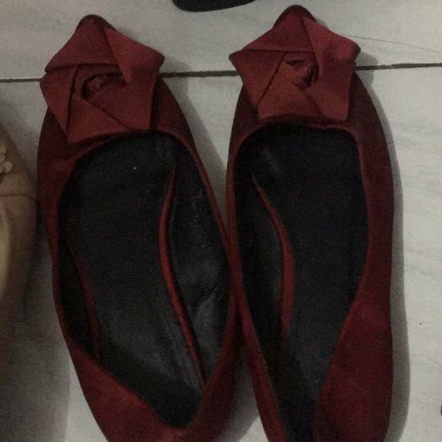 Sepatu flat bunga merah maroon