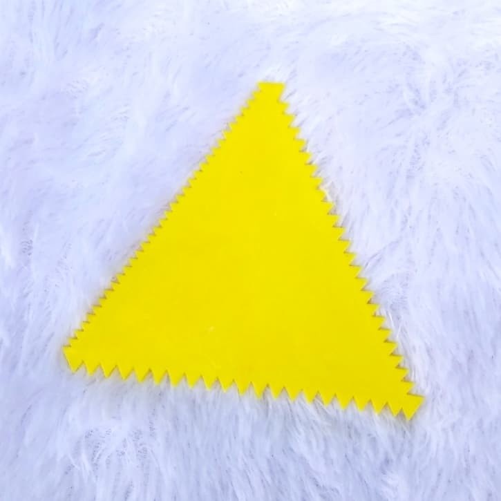 Scraper Segitiga Kuning Plastik Untuk Meratakan Krim/Kue