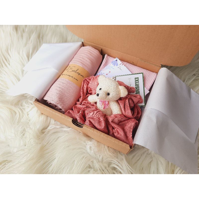 hampers hijab masker azara segi empat gift box wanita