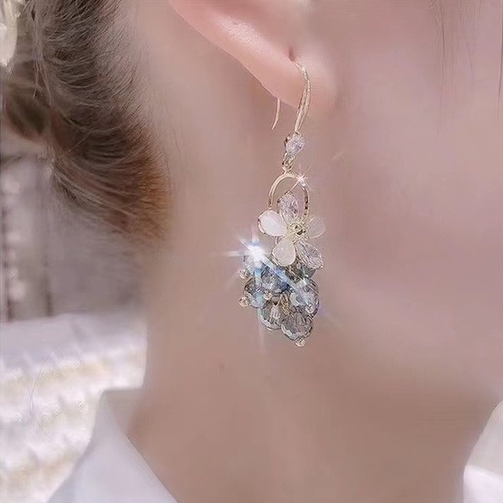 Anting Gantung Panjang Model Bunga Kristal Berkilau Vintage Untuk Wanita