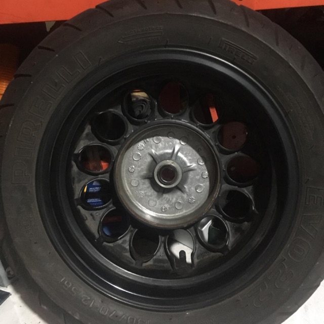 Velg vespa vrossi ban pirelli evo