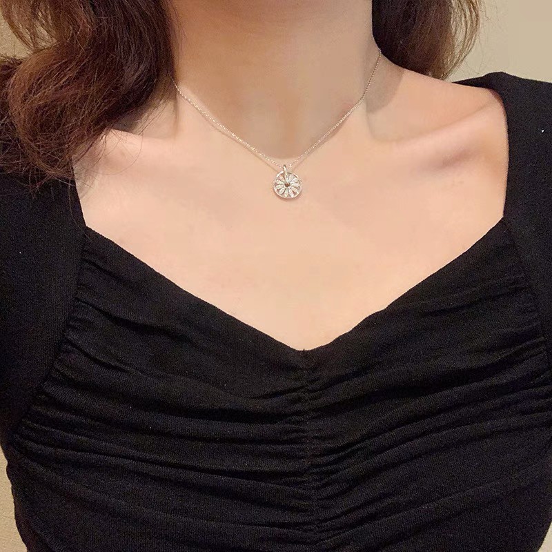 Kalung Rantai Klavikula Hias Liontin Model Hollow Dapat Diputar