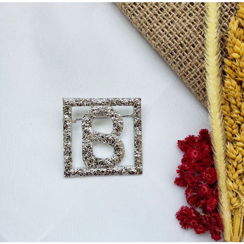 Brooch Buttonscarves KW//Bros Buttonscarves Polos/Mata/Mutiara-Kotak Silver
