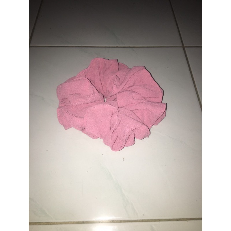 scrunchie (ikat rambut) warna pink