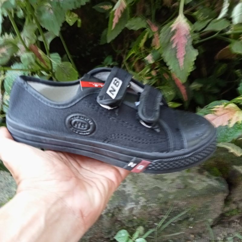 sepatu sekolah N,B perekat hitam polos  pria dan wanita TK SD murah awet