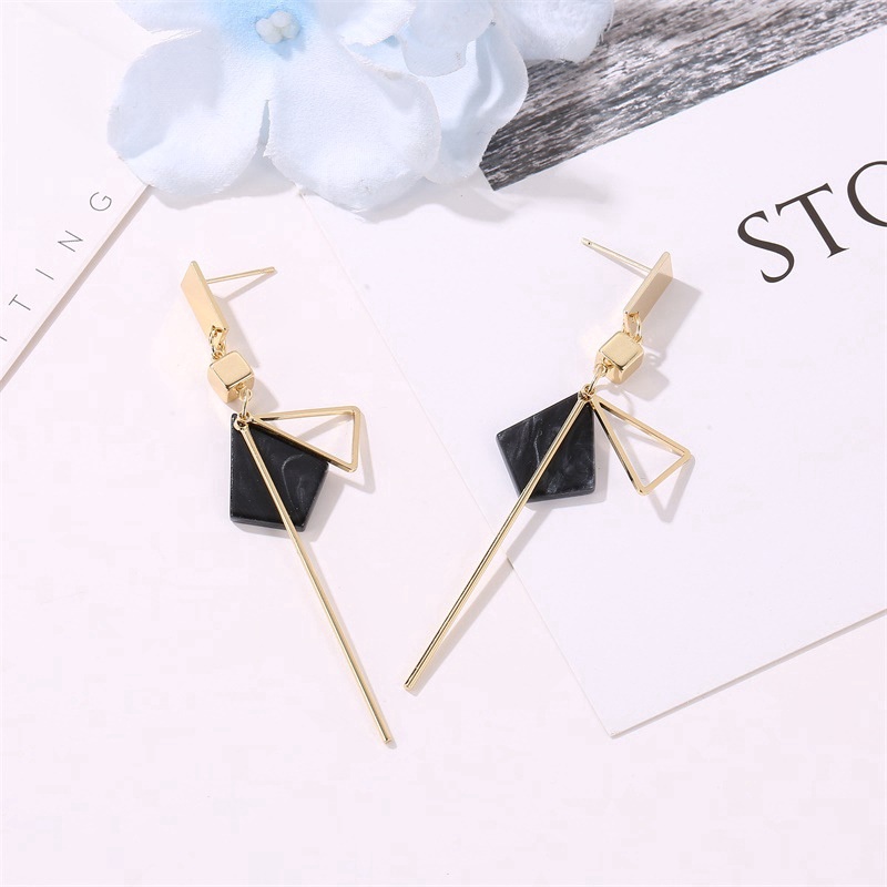 Anting Korea Tusuk Prisma Segitiga Hitam Panjang Dalika