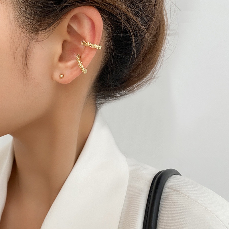 We Flower Anting Klip Bentuk Roda Gigi Kecil 14K Gold Untuk Wanita