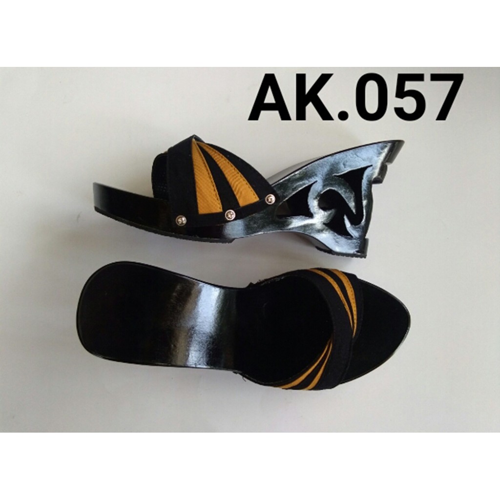 KELOM GEULIS MODERN CORAK PELANGI CANTIK SANDAL WANITA KAYU HAK 8 CM MURAH AK057