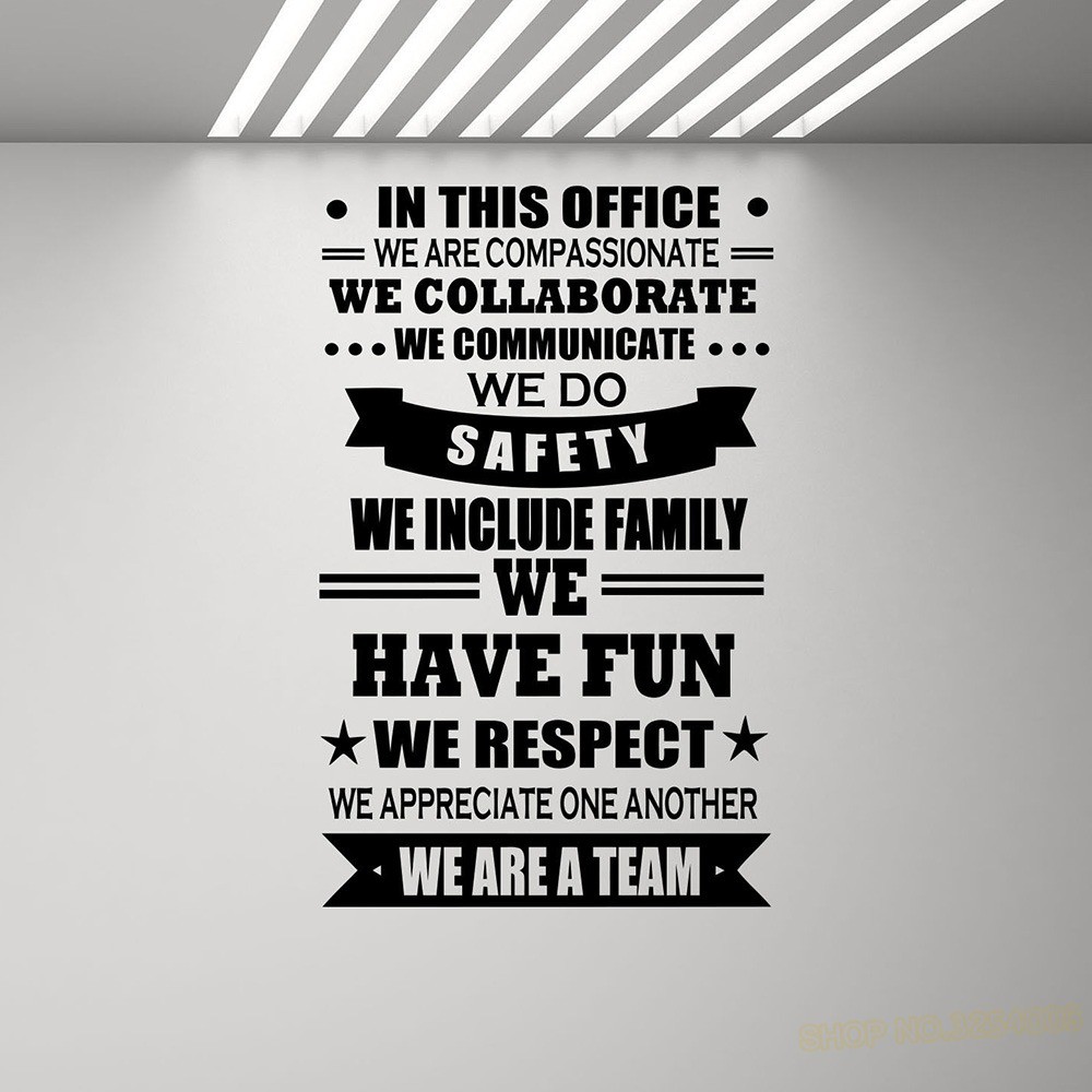 RELIZA WALLSTICKER QUOTES IN THIS HOUSE WE ARE FAMILY KITCHEN OFFICE HITAM STIKER DINDING