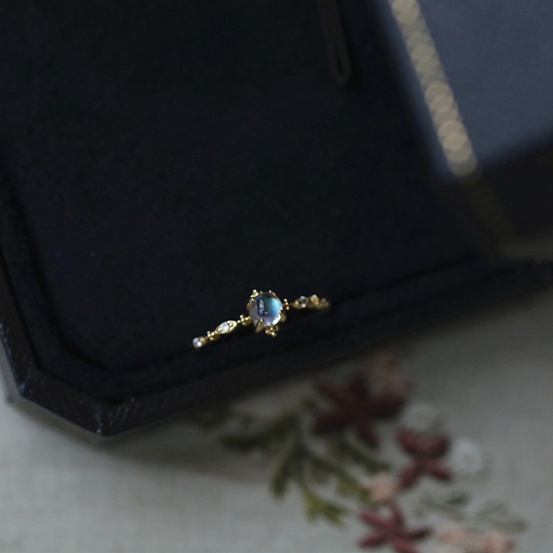 Cincin Wanita Warna Emas Aksen Moonstone Gaya Minimalis Untuk Pertunangan