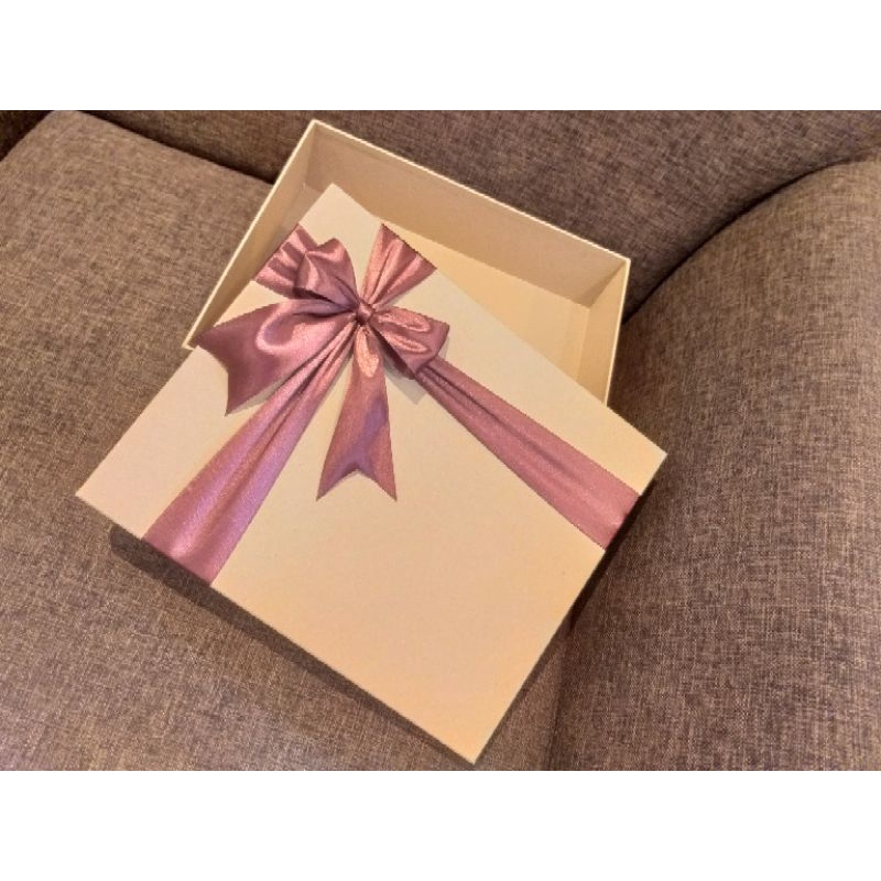 

KOTAK KADO GIFTBOX 30X25X7 HIAS PITA