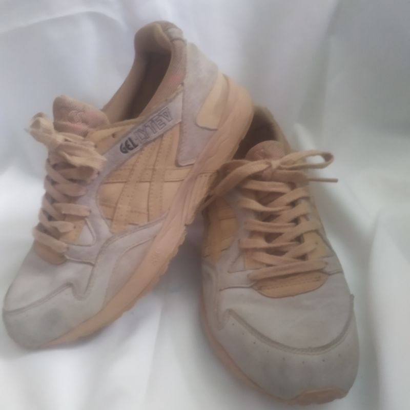 PRELOVED SECOND SEPATU SNEAKERS ASICS GEL LYTE BEAUTY AND THE BEAST EDITION SEPATU WANITA ASICS ORI