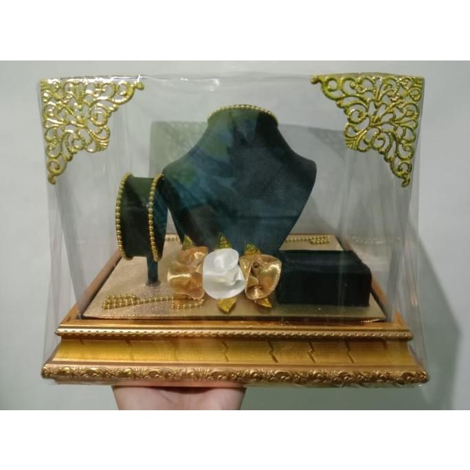 

AKSESORIS PERNIKAHAN KOTAK TEMPAT SESERAHAN MAHAR PERHIASAN KOMPLIT HITAM BINGKAI GOLD PERLENGKAPAN PESTA CRAFT