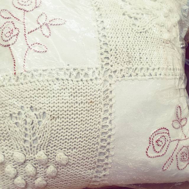 Sarung bantal rajut.