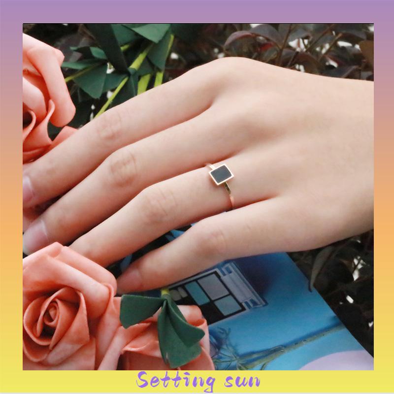 1 Pcs Fashion Cincin Titanium Wanita Kotak Hitam Pola Mawar Emas Stainless Hitam Unisex  Aksesoris TN