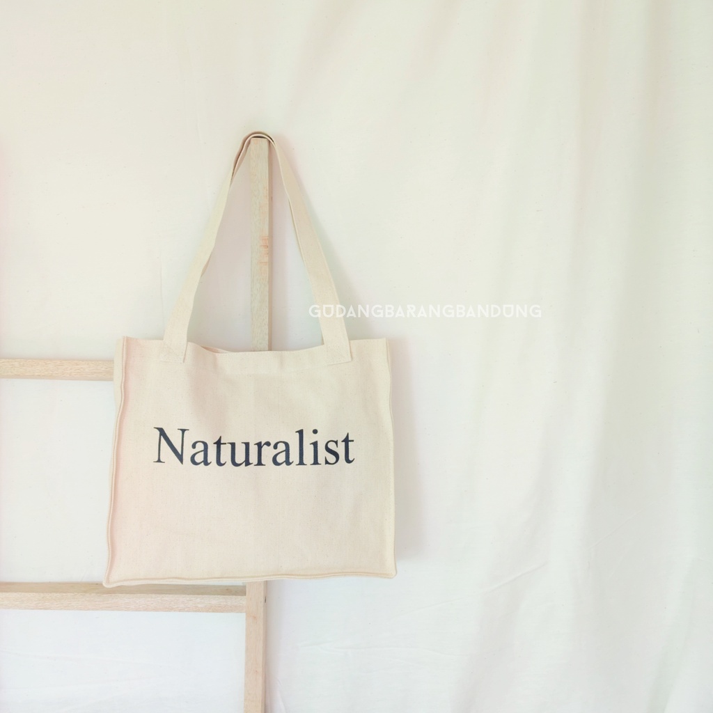 Tote Bag Kanvas dengan Desain Aesthetic Black Naturalist Gaya yang Elegan dan Alami