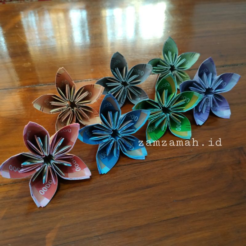 

Origami uang kertas mainan replika bunga Kamboja untuk mahar
