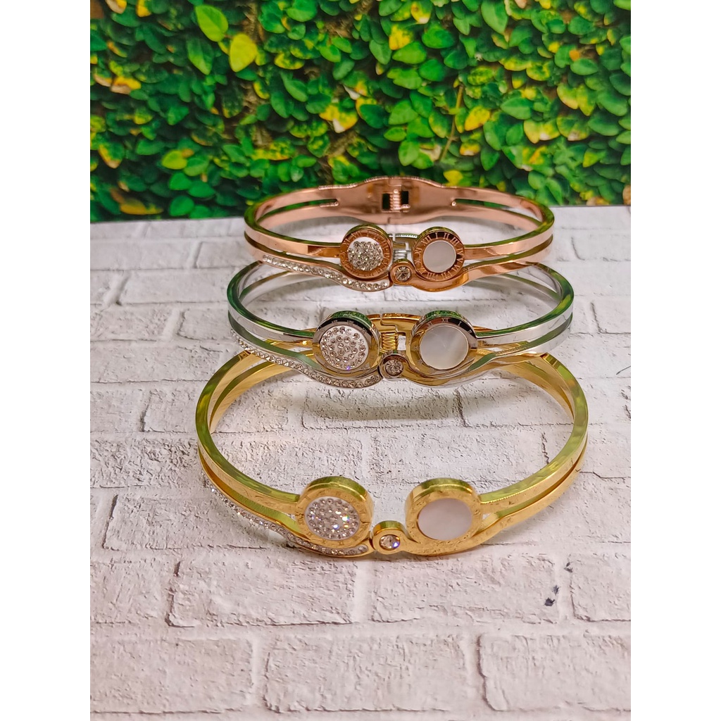 Gelang Wanita Titanium Asli Anti Karat Dan Anti Luntur Berlapis Emas Asli / Gelang Wanita Terbaru / Gelang Bangle / Gelang Wanita Cantik Titanium / Gelang Wanita Viral / Gelang Wanita Korean Style /