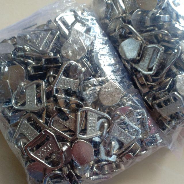 Kepala Resleting Untuk Rel Plastik No 5 Segitiga Nikel Puller Silver Hrg = Rp. 350 Minimal 100pcs