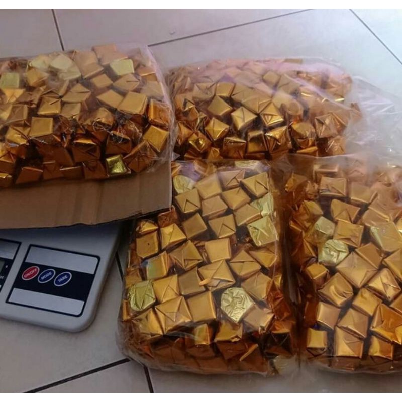 

COKELAT PIRAMID SILVERQUEEN MIX 500gr ISI 65pcs
