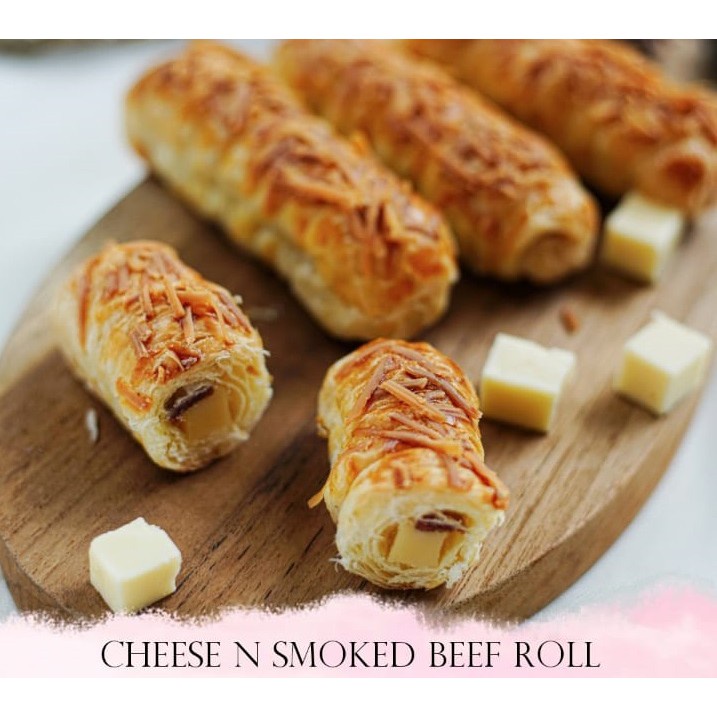

READY BEKASI 01 MAR 2025 - CHEESE N SMOKED BEEF ROLL GOELA SEMOET BANDUNG ISI 8 PCS BEST SELLER SALE PROMO HITS KULINER ENAK