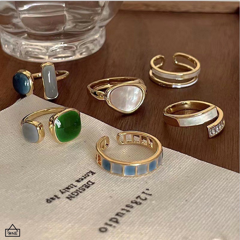 COD❤️Cincin Wanita Pria Korea Desain Niche Gaya Dingin Wanita High-end Cahaya Mewah Pembukaan Cincin Zamrud yang Dapat Disesuaikan-A.one