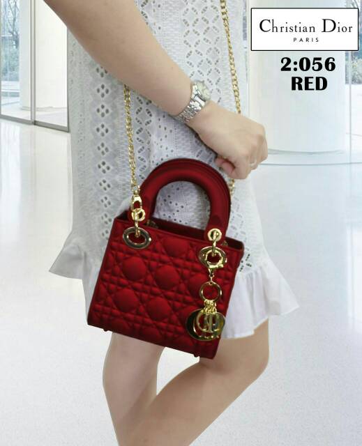 , TAS CHRISTIAN DIOR LADY SERI 056 SEMPREM,
BAHAN JELLY,
TALI SLEMPANG RANTAI,
UK 17x16x8cm