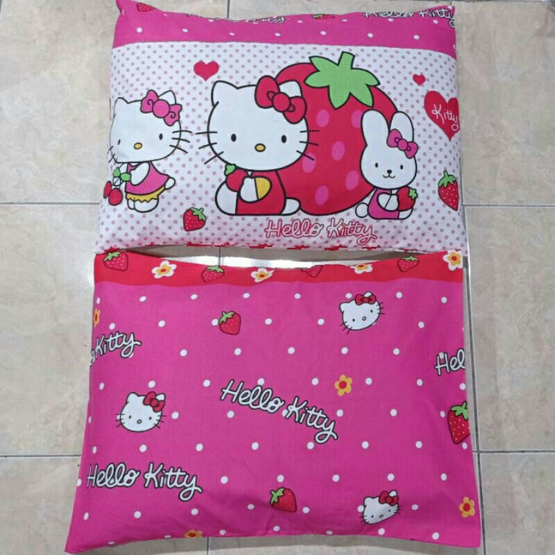 sarung bantal motif karakter