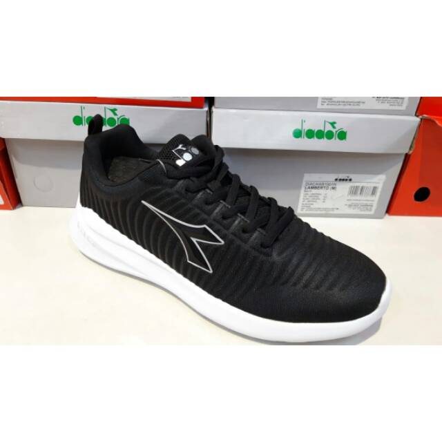 DIadora sepatu pria hitam