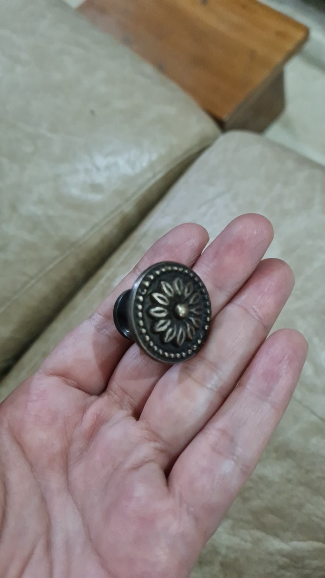 1 Brass Knob / Tarikan Laci Kuningan - Flat Round Brass Flower