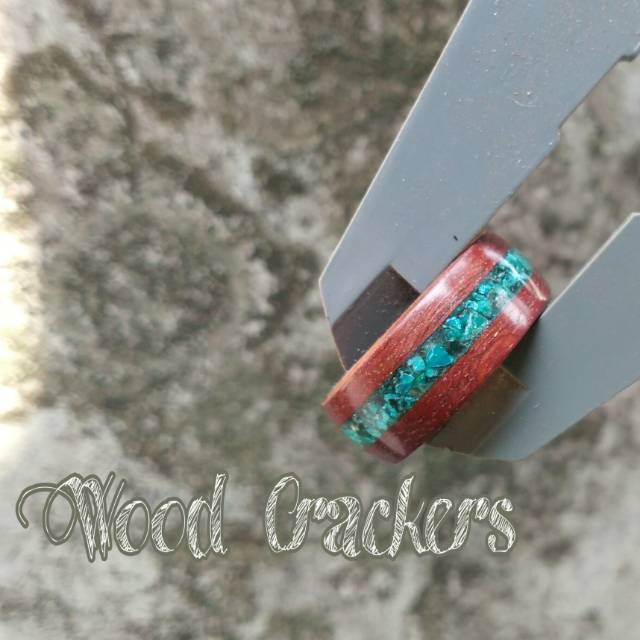 Cincin Kayu AKAR Galih Merah Nagasari berhias batu Bacan