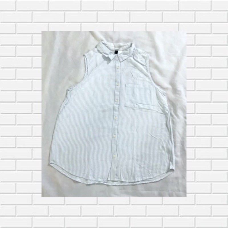 H&M kemeja buntung motif garis-garis warna putih dan biru muda size M fit to L (preloved/bekas)