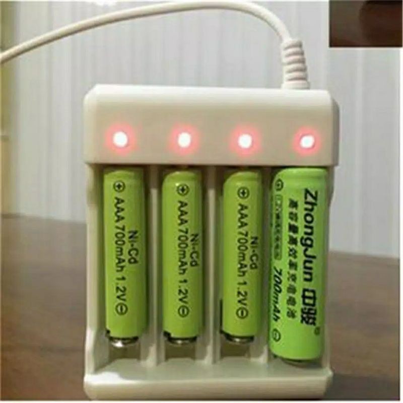 Charger Baterai 4 Slot Dengan Perlindungan Sirkuit DC5V 1A 1.2V AAA / AA Rechargeable