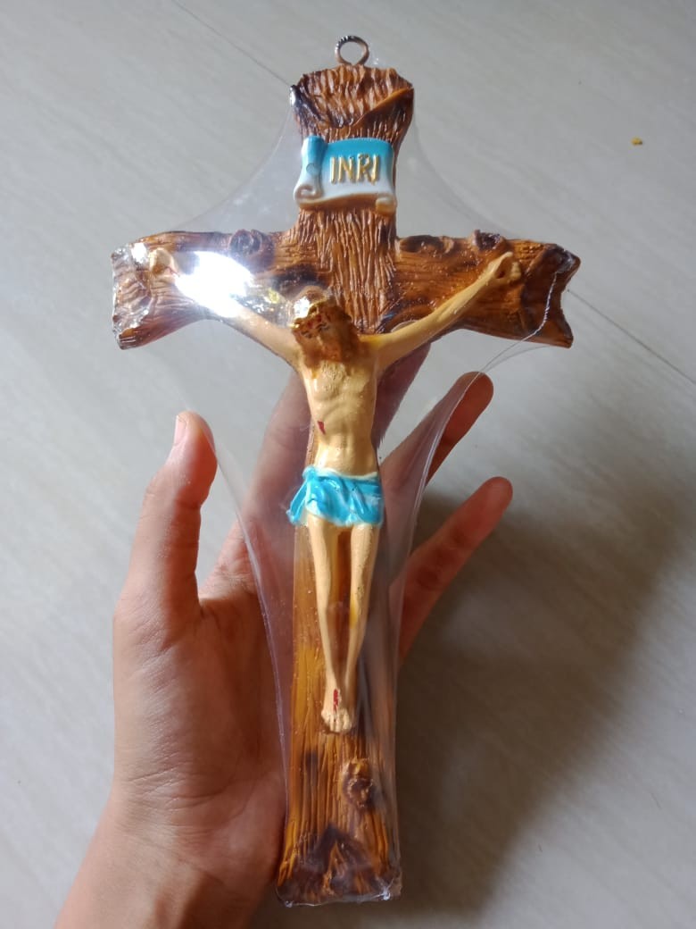 Salib Dinding Gantung Motif Kayu Dengan Corpus Yesus 23cm