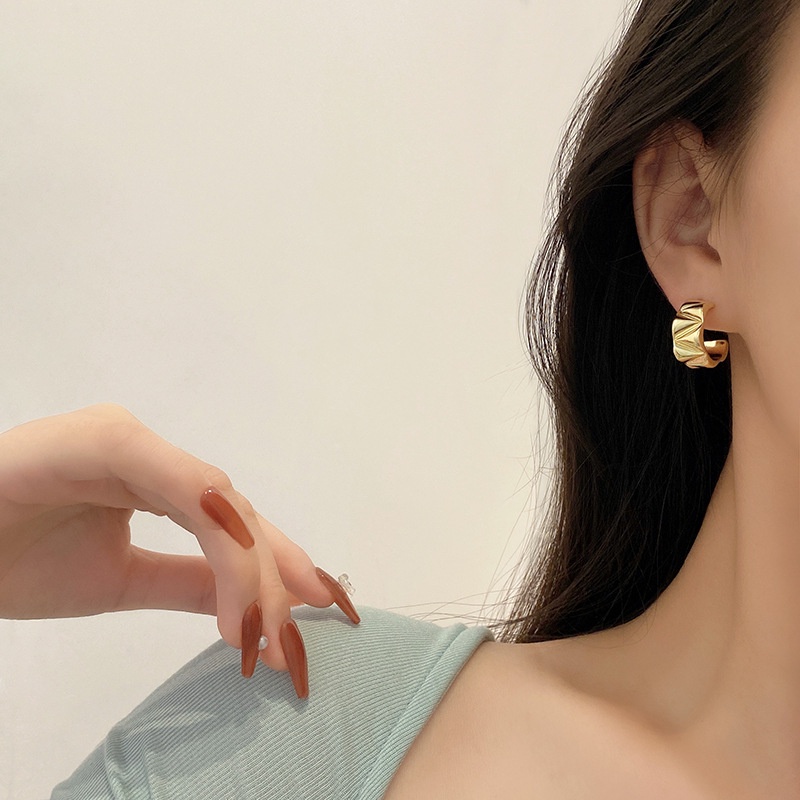 Anting Bentuk C Bahan Metal Gaya Retro Eropa Amerika Untuk Wanita