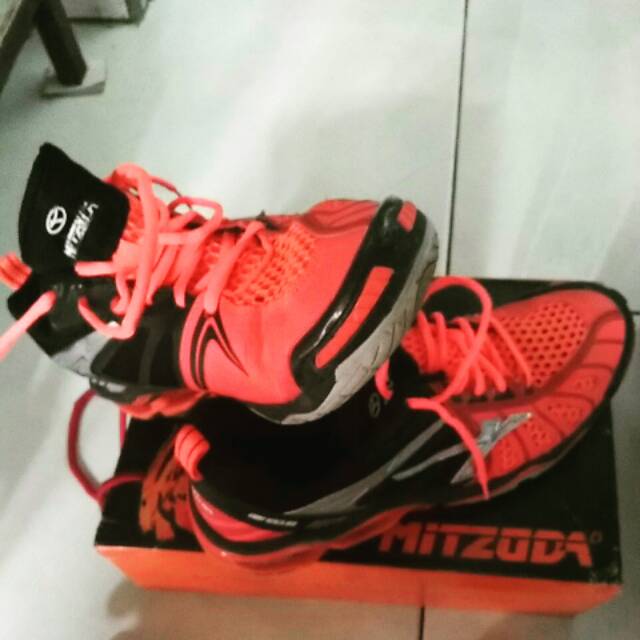 Sepatu mitzuda
