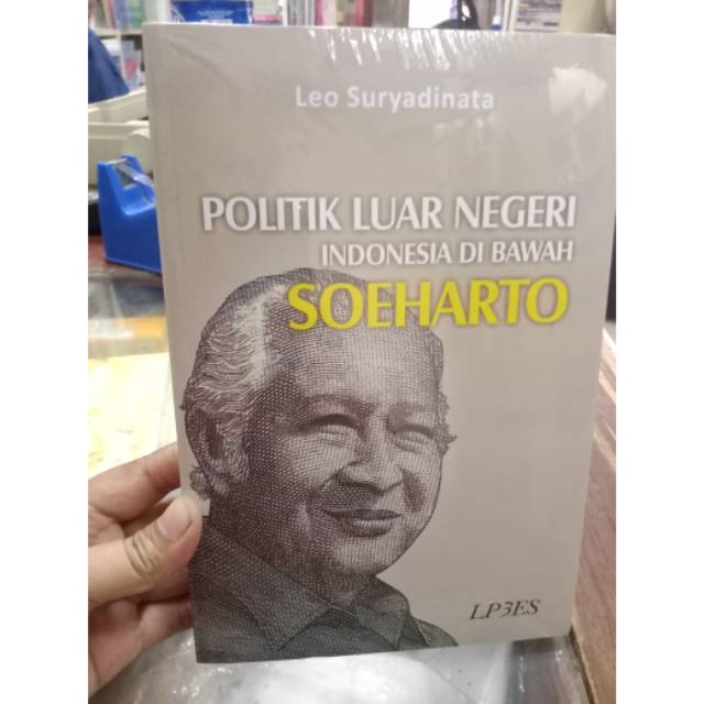 Jual Politik Luar Negeri Indonesia Di Bawah Soeharta | Shopee Indonesia