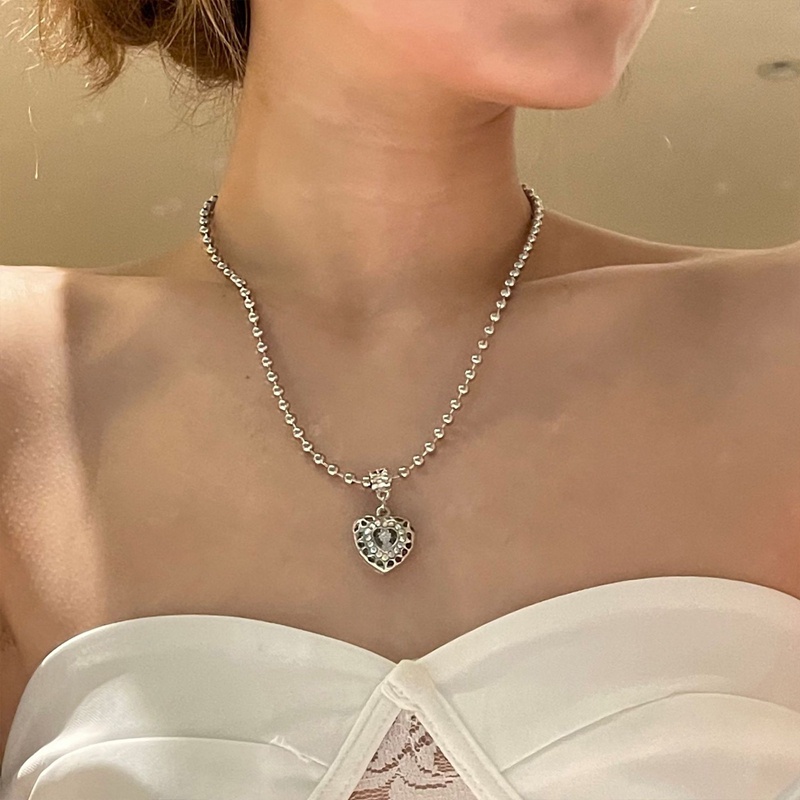 Kalung Rantai Desain Hati Hollow Aksen Berlian Gaya Retro Korea Untuk Wanita